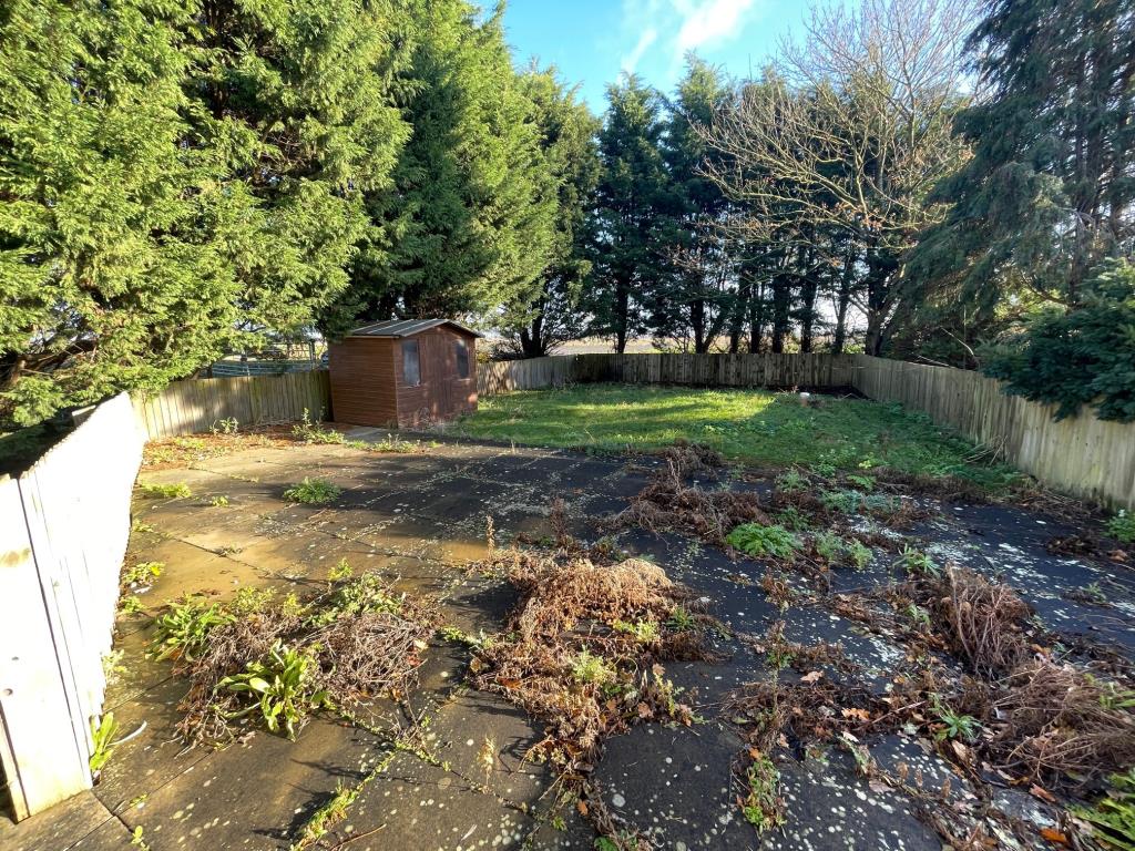Lot: 76 - A DETACHED BUNGALOW FOR IMPROVEMENT AND REPAIR - Enclosed garden to the front of the bungalow